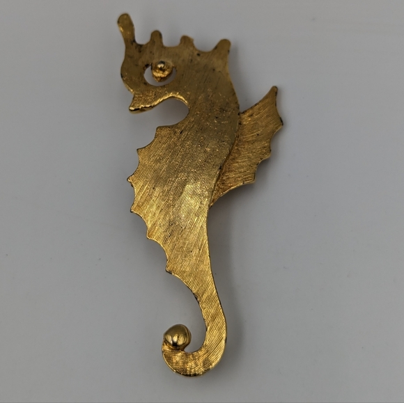 Beautiful Vintage Brushed Gold Tone Seahorse Brooch Unsigned - Picture 6 of 7